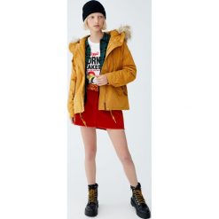 Krótka parka z futrzanym kapturem. Szare parki damskie marki Pull&Bear, z futra, krótkie. Za 199,00 zł.