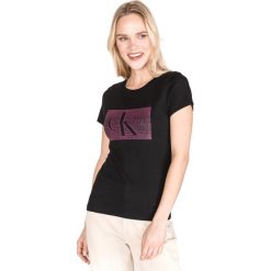 Calvin Klein Monogram Koszulka Czarny. Czarne koszulki damskie Calvin Klein, l, z nadrukiem, z bawełny, bez kołnierzyka, z krótkim rękawem. Za 256,95 zł.