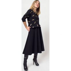 Spódnica ABAJOUR black. Czarne spódniczki damskie COCOON, bez wzorów, z dzianiny, klasyczne, midi, rozkloszowane. Za 320,00 zł.