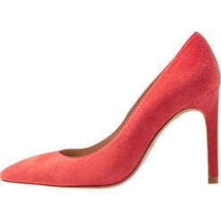 Whistles CORNEL POINTED COURT Szpilki pink. Czerwone czółenka damskie marki Whistles, ze skóry, klasyczne, na szpilce. W wyprzedaży za 623,20 zł.
