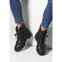 Czarne Botki Stylish. Czarne botki damskie Born2be, na niskim obcasie, na płaskiej podeszwie, z paskami. Za 89,99 zł.