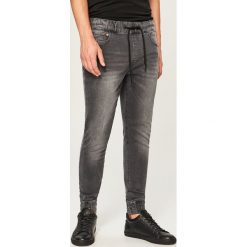 Jeansy jogger - Szary. Szare jeansy męskie marki Reserved. Za 129,99 zł.