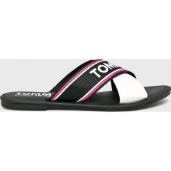 Tommy Jeans - Klapki. Czarne klapki damskie Tommy Jeans, bez wzorów, z jeansu, bez obcasa, na obcasie. W wyprzedaży za 249,90 zł.