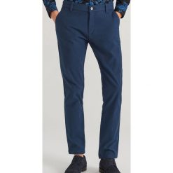 Spodnie slim fit - Granatowy. Niebieskie spodnie męskie Reserved, m, bez wzorów. Za 149,99 zł.