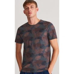 T-shirt z leśnym motywem - Granatowy. Niebieskie t-shirty męskie Reserved, s, bez wzorów, bez kołnierzyka. Za 49,99 zł.