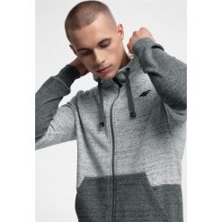 Bluza męska BLM303 - szary melanż. Szare bluzy męskie marki 4f, m, bez wzorów, z dzianiny, z kapturem, bez rękawów, z kapturem. W wyprzedaży za 99,99 zł.