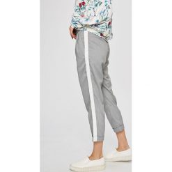 Answear - Spodnie. Czarne spodnie damskie ANSWEAR, s, z haftami, z poliesteru, casualowe. W wyprzedaży za 49,90 zł.