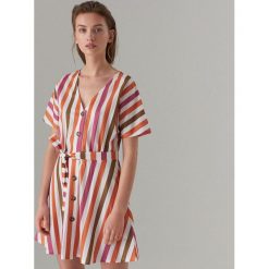 Sukienka w paski z wiązaniem - Różowy. Różowe sukienki damskie Mohito, s, w paski, bez kołnierzyka, bez rękawów. Za 119,99 zł.