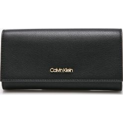 Calvin Klein - Portfel. Czarne portfele damskie marki Calvin Klein, z materiału. W wyprzedaży za 259,90 zł.