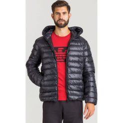 Pikowana KURTKA EA7 EMPORIO ARMANI. Czarne płaszcze męskie EA7 Emporio Armani, xxl, z aplikacjami, z puchu, bez kaptura. Za 797,40 zł.