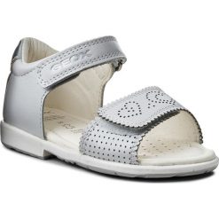 Sandały GEOX - B Verred A B8221A 044AJ C0007 S White/Silver. Szare sandały dziewczęce Geox, ze skóry ekologicznej, bez zapięcia. W wyprzedaży za 179,00 zł.