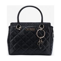 Guess Wilona Torebka Czarny. Czarne torebki klasyczne damskie Guess, w paski, z poliesteru, bez dodatków. Za 654,95 zł.