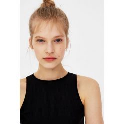 Top bez rękawów. Czarne topy damskie Pull&Bear. Za 29,90 zł.