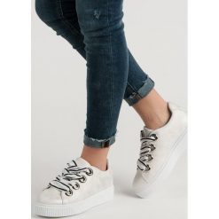 OBUWIE SPORTOWE Z BROKATEM. Czarne buty sportowe damskie Merg, bez wzorów, bez zapięcia. Za 69,90 zł.
