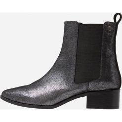 Superdry ZOE QUINN HIGH CHELSEA BOOT Botki black metallic. Czarne botki damskie na zamek Superdry, z materiału, klasyczne. Za 459,00 zł.