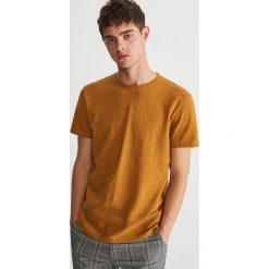 T-shirt z prążkowanej dzianiny - Brązowy. Pomarańczowe t-shirty męskie Reserved, xl, bez wzorów, z dzianiny, bez kołnierzyka. Za 59,99 zł.