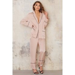 NA-KD Trend Spodnie Contrast - Pink. Różowe spodnie damskie marki NA-KD Trend. W wyprzedaży za 72,88 zł.