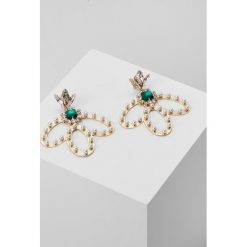 Kolczyki damskie: Anton Heunis GEMCLUSTER EARRING WITH WINGED HOOPS Kolczyki emerald/goldcoloured