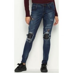 Granatowe Jeansy Buterflies Sequins. Szare jeansy damskie z dziurami marki Born2be, z obniżonym stanem. Za 109,99 zł.