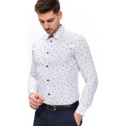 Koszula z nadrukiem taliowana. Białe koszule męskie Top Secret, na lato, m, z nadrukiem, eleganckie, bez kołnierzyka, bez rękawów. W wyprzedaży za 39,99 zł.