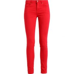 Springfield BOLSILLOS Jeansy Slim Fit red. Czerwone jeansy damskie relaxed fit marki Springfield, z bawełny. Za 129,00 zł.