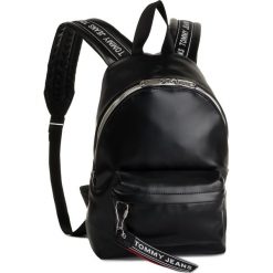 Plecak TOMMY JEANS - Tjw Logo Tape Pu M Backpack AW0AW07068 002. Czarne plecaki damskie Tommy Jeans, bez wzorów, z jeansu, klasyczne. Za 449,00 zł.
