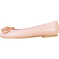 Pretty Ballerinas Baleriny peach. Różowe baleriny damskie marki Pretty Ballerinas, bez wzorów, ze skóry, bez obcasa. W wyprzedaży za 431,20 zł.