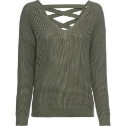 Sweter ze sznurowaniem z tyłu bonprix oliwkowy. Zielone swetry damskie marki bonprix, bez wzorów, bez rękawów, bez kaptura. Za 89,99 zł.
