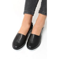Czarne Slip On Iguan. Czarne trampki damskie slip on Born2be, z materiału. Za 49,99 zł.