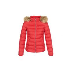 Kurtki pikowane Tommy Jeans TJW ESSENTIAL HOODED DOWN JACKET. Czerwone kurtki damskie marki Tommy Jeans, xs, bez wzorów, z jeansu, bez kaptura. Za 775,20 zł.