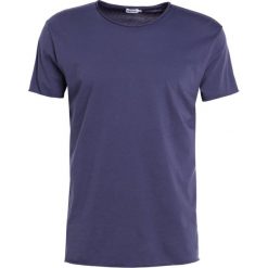 Filippa K ROLL NECK TEE Tshirt basic pacific. Niebieskie koszulki polo męskie marki Filippa K, m, z bawełny. Za 229,00 zł.