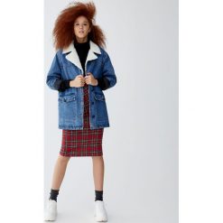 Kurtka jeansowa ocieplana sztucznym barankiem. Niebieskie kurtki damskie jeansowe marki Pull&Bear. Za 249,00 zł.