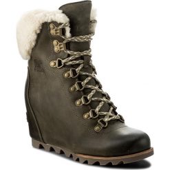 Botki SOREL - Conquest Wedge Shearling NL2699 Nori/Stone 383. Zielone buty zimowe damskie marki Sorel, z gumy. W wyprzedaży za 449,00 zł.