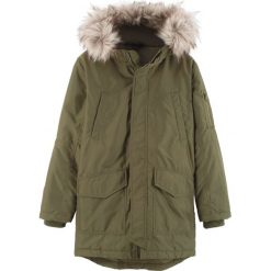 Kurtka parka chłopięca z kapturem ze sztucznym futerkiem bonprix ciemnooliwkowy. Zielone kurtki chłopięce bonprix, w prążki. Za 189,99 zł.
