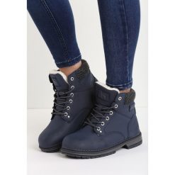 Granatowe Traperki So Cosy. Czarne buty zimowe damskie Born2be, z okrągłym noskiem, na płaskiej podeszwie. Za 89,99 zł.