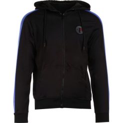 Czarna Bluza Chelney. Czarne bluzy męskie Born2be, xl, bez wzorów, bez kołnierzyka, bez rękawów, bez kaptura. W wyprzedaży za 79,99 zł.