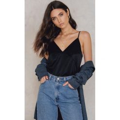 T-shirty damskie: NA-KD Exclusive Krótka koszulka Bust Seam Slip – Black