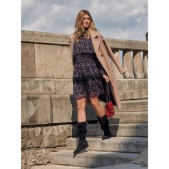 SUKIENKA W KWIATOWY DESEŃ. Czarne sukienki damskie marki Top Secret, na co dzień, na zimę, z nadrukiem, z tkaniny, eleganckie, z falbankami, z długim rękawem, długie, maxi. W wyprzedaży za 59,99 zł.