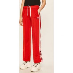 Adidas Originals - Spodnie. Czerwone spodnie damskie adidas Originals, z aplikacjami, z poliesteru. Za 269,90 zł.