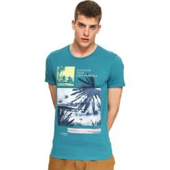 T-shirt z nadrukiem. Zielone t-shirty męskie Top Secret, na lato, m, z nadrukiem, z bawełny, wakacyjne, bez kołnierzyka, krótkie. W wyprzedaży za 29,99 zł.