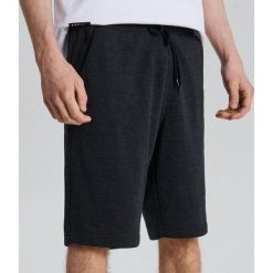 Dresowe szorty basic - Szary. Szare spodenki i szorty męskie Cropp, s, bez wzorów, z dresówki. Za 49,99 zł.