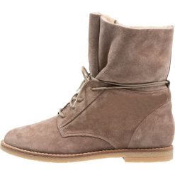 KIOMI Botki sznurowane beige. Brązowe botki damskie na zamek KIOMI, z materiału, na sznurówki. Za 419,00 zł.