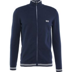 BOSS ATHLEISURE ZOME Kardigan navy. Niebieskie kardigany męskie marki BOSS Athleisure, m, z bawełny. W wyprzedaży za 468,30 zł.