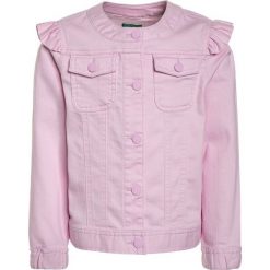 Benetton Kurtka jeansowa rose. Czerwone kurtki chłopięce marki Benetton, z bawełny. Za 129,00 zł.