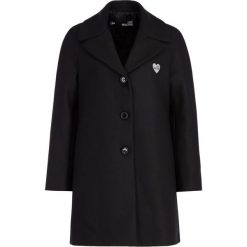 Płaszcz przejściowy LOVE MOSCHINO WJ18880T 9813. Czarne płaszcze damskie Love Moschino, bez wzorów, z wełny. W wyprzedaży za 1039,00 zł.