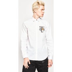 Koszula Just Cavalli S01DL0261. Białe koszule męskie Just Cavalli, s, bez wzorów, z elastanu, casualowe, bez kołnierzyka, bez rękawów. W wyprzedaży za 679,00 zł.