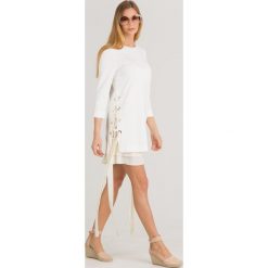 SUKIENKA TWINSET. Białe sukienki damskie Twinset, na co dzień, bez wzorów, z materiału, z okrągłym kołnierzem, bez rękawów, mini, proste. Za 944,30 zł.
