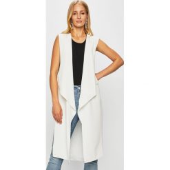 Marciano Guess - Kamizelka. Białe kamizelki damskie z aplikacjami, z elastanu. W wyprzedaży za 449,90 zł.