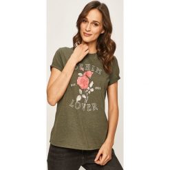 Mustang - T-shirt. Zielone bluzki damskie Mustang, s, z nadrukiem, z bawełny, z okrągłym kołnierzem. W wyprzedaży za 49,90 zł.