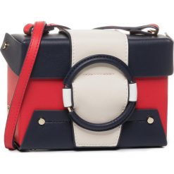 Torebka MONNARI - BAG1440-013 Granatowy Z Białym I Czerwonym. Czerwone listonoszki damskie Monnari, bez wzorów, ze skóry ekologicznej, bez dodatków. W wyprzedaży za 179,00 zł.